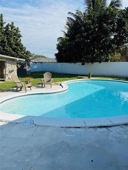 Active With Contract: $3,400 (3 beds, 2 baths, 1922 Square Feet)