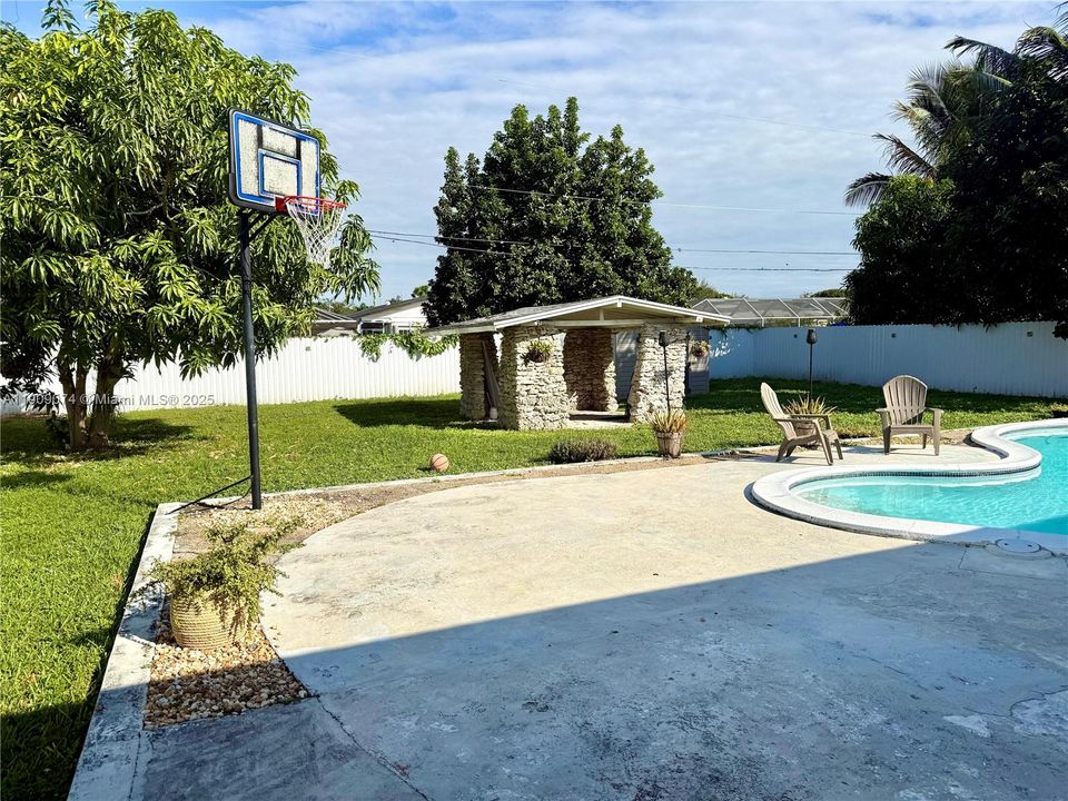 Active With Contract: $3,400 (3 beds, 2 baths, 1922 Square Feet)