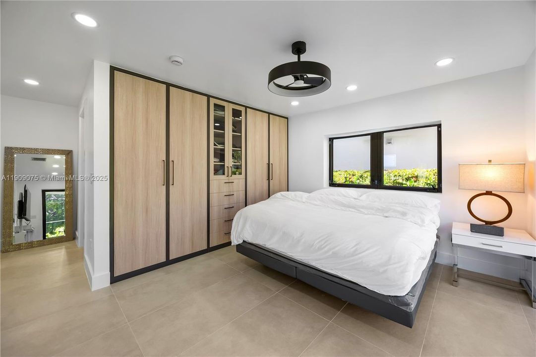 For Rent: $5,900 (4 beds, 4 baths, 1829 Square Feet)