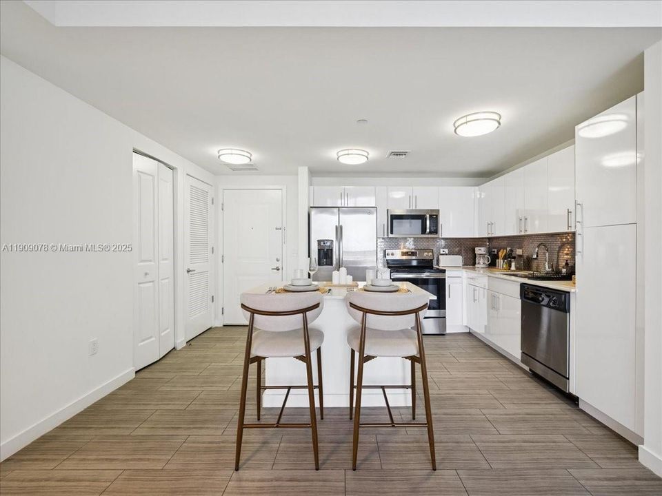 合同活跃: $3,400 (1 贝兹, 1 浴室, 0 平方英尺)