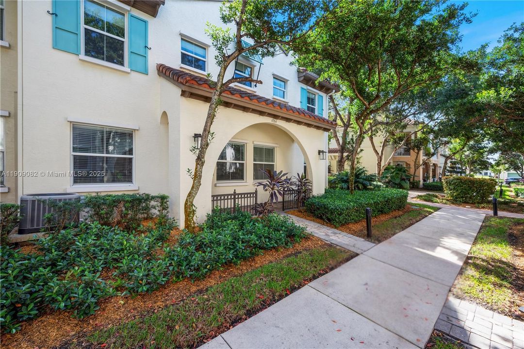 В аренду: $3,900 (3 спален, 3 ванн, 1770 Квадратных фут)