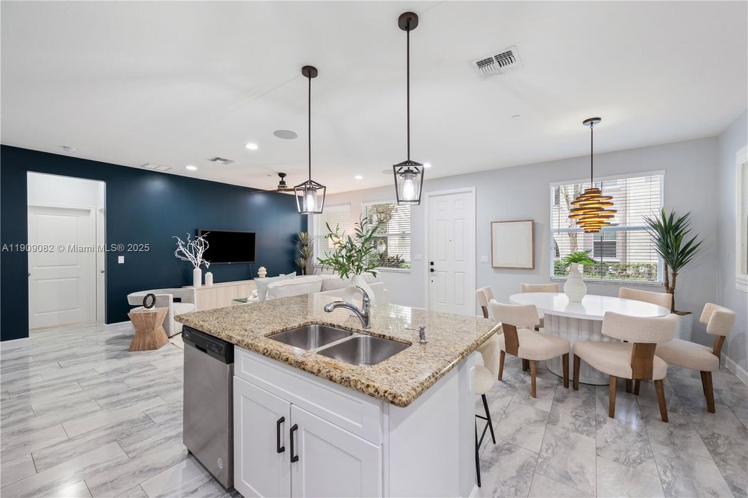 В аренду: $3,900 (3 спален, 3 ванн, 1770 Квадратных фут)