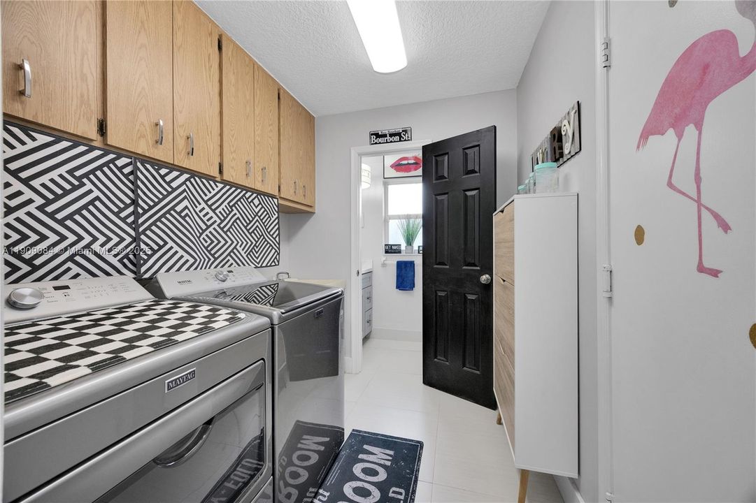 Active With Contract: $759,500 (4 beds, 2 baths, 2691 Square Feet)