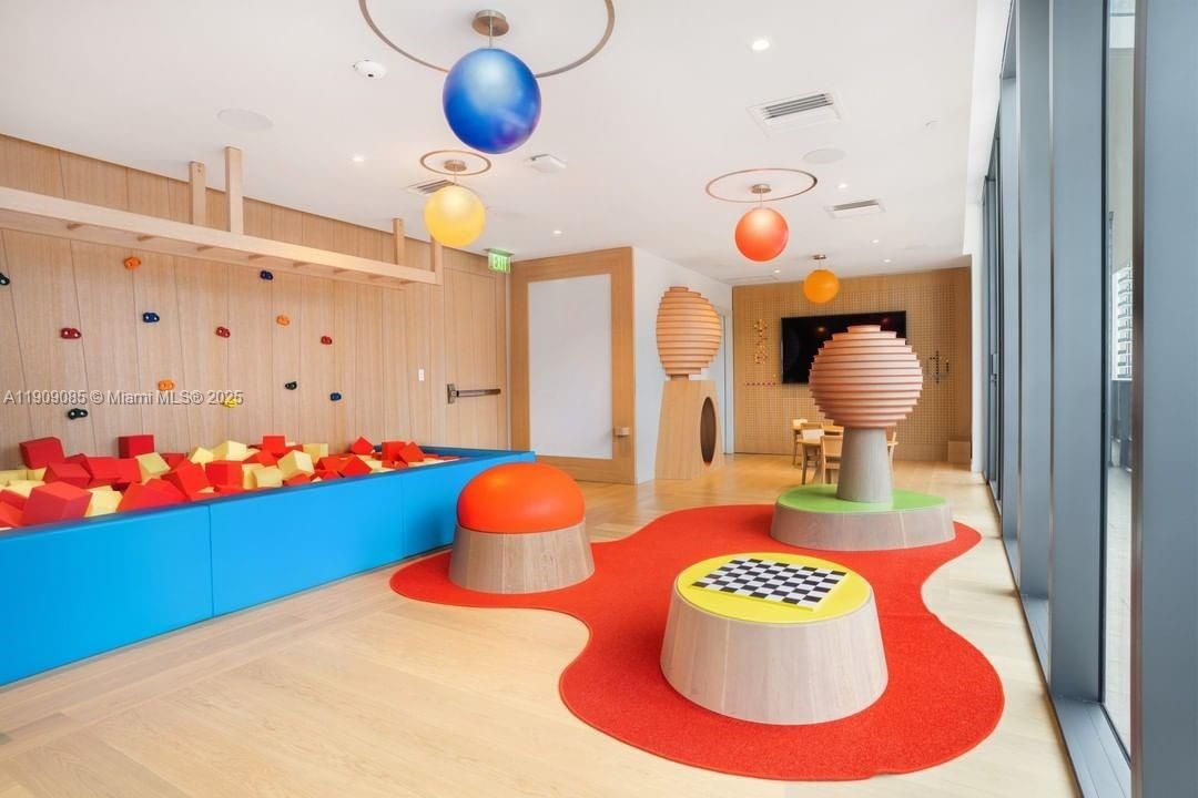 Под контрактом: $4,300 (1 спален, 1 ванн, 665 Квадратных фут)