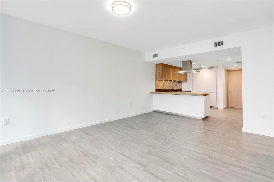 Под контрактом: $4,300 (1 спален, 1 ванн, 665 Квадратных фут)