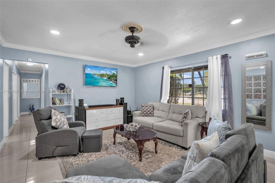 Active With Contract: $485,000 (3 beds, 2 baths, 1364 Square Feet)