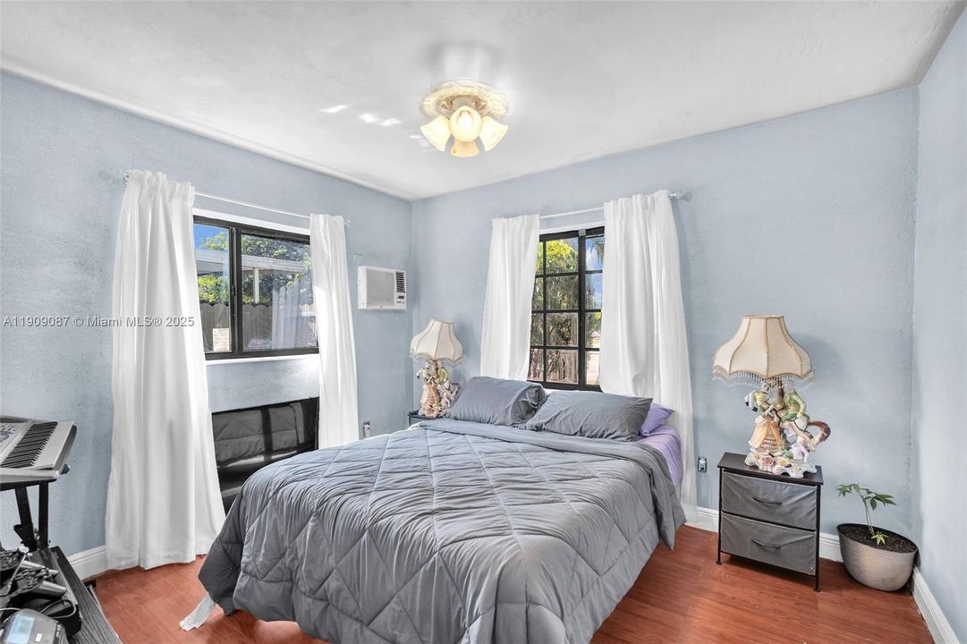 Active With Contract: $485,000 (3 beds, 2 baths, 1364 Square Feet)