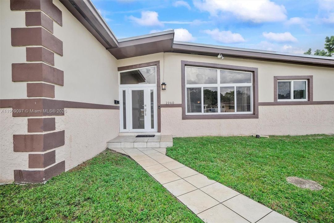 Active With Contract: $499,000 (3 beds, 2 baths, 1649 Square Feet)