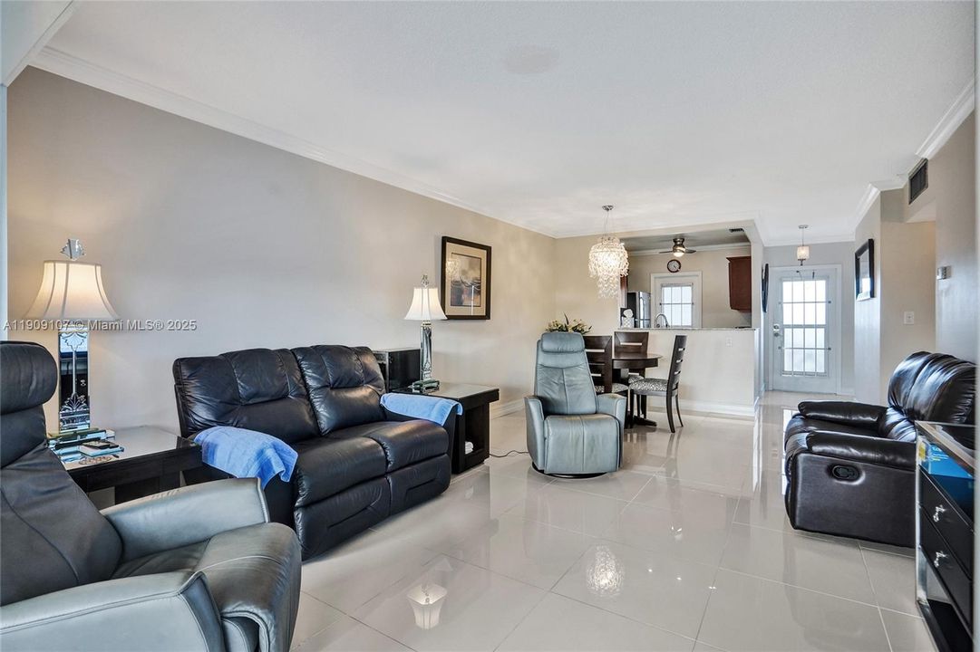 En Venta: $155,900 (2 camas, 2 baños, 944 Pies cuadrados)