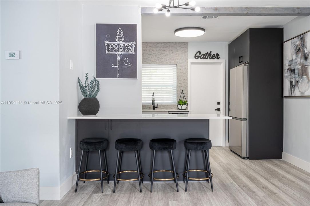 UNIT 1 - Bar sitting (Furniture included)