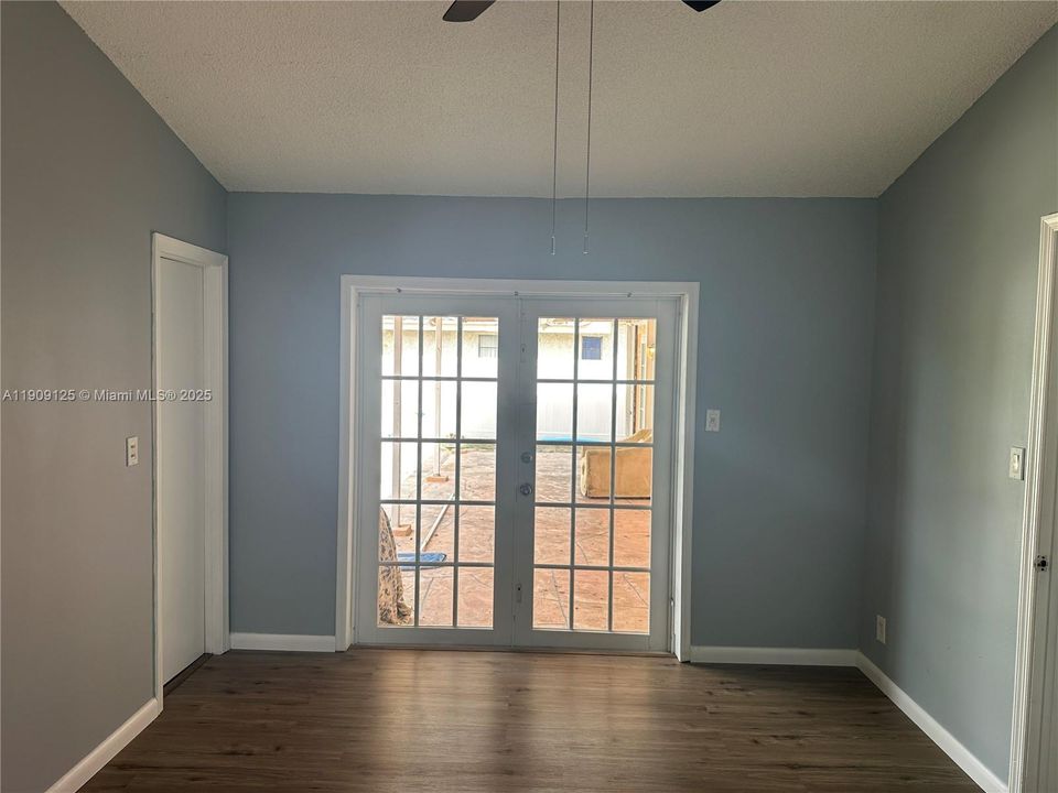 Activo con contrato: $3,100 (3 camas, 2 baños, 1949 Pies cuadrados)