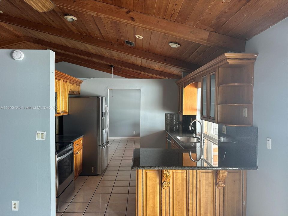 Activo con contrato: $3,100 (3 camas, 2 baños, 1949 Pies cuadrados)