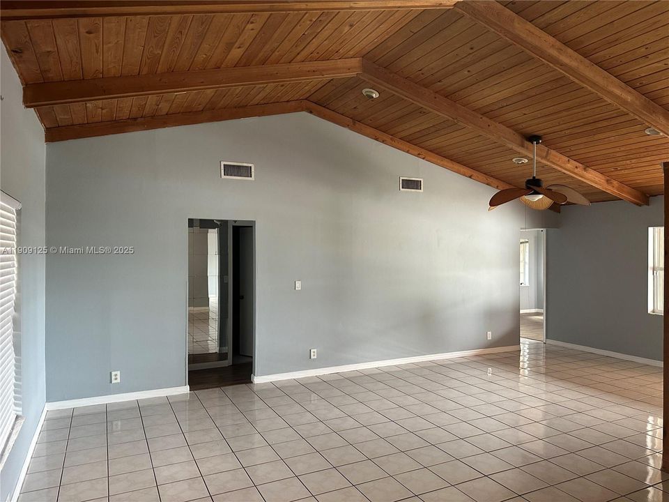 Activo con contrato: $3,100 (3 camas, 2 baños, 1949 Pies cuadrados)