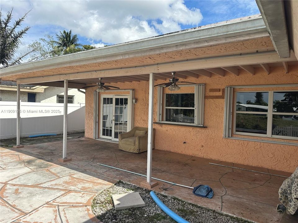 Activo con contrato: $3,100 (3 camas, 2 baños, 1949 Pies cuadrados)