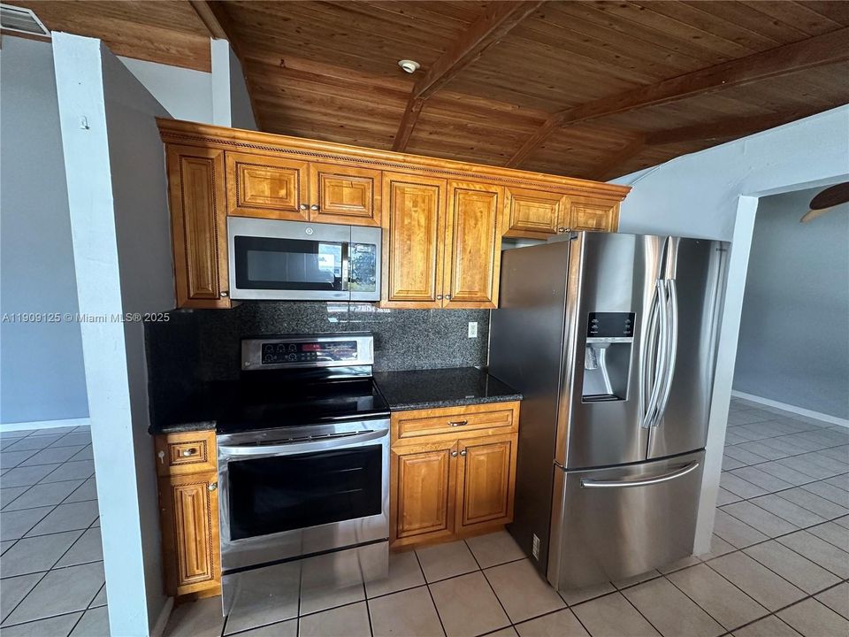 Activo con contrato: $3,100 (3 camas, 2 baños, 1949 Pies cuadrados)