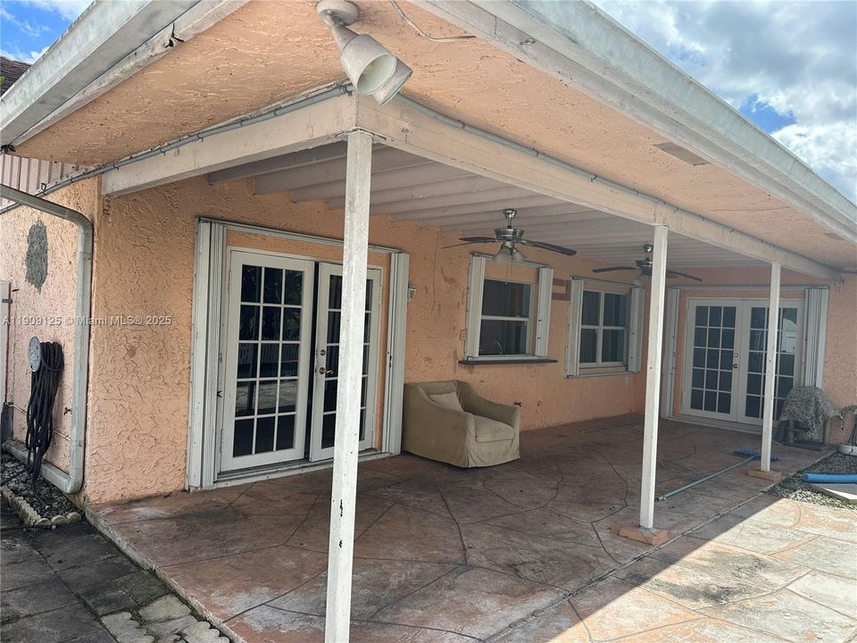 Activo con contrato: $3,100 (3 camas, 2 baños, 1949 Pies cuadrados)