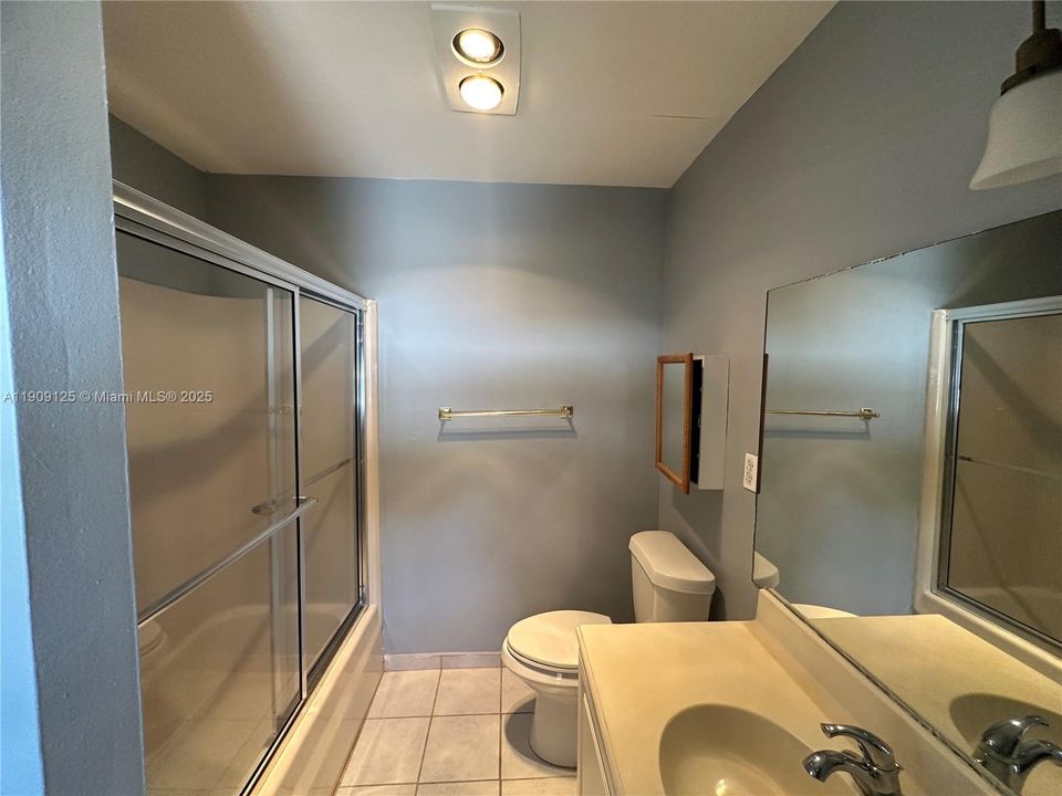 Activo con contrato: $3,100 (3 camas, 2 baños, 1949 Pies cuadrados)