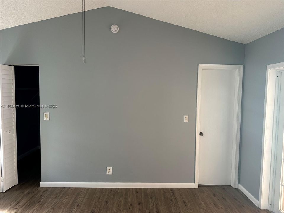 Activo con contrato: $3,100 (3 camas, 2 baños, 1949 Pies cuadrados)