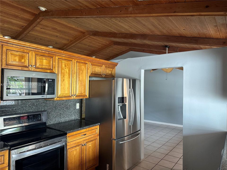 Activo con contrato: $3,100 (3 camas, 2 baños, 1949 Pies cuadrados)