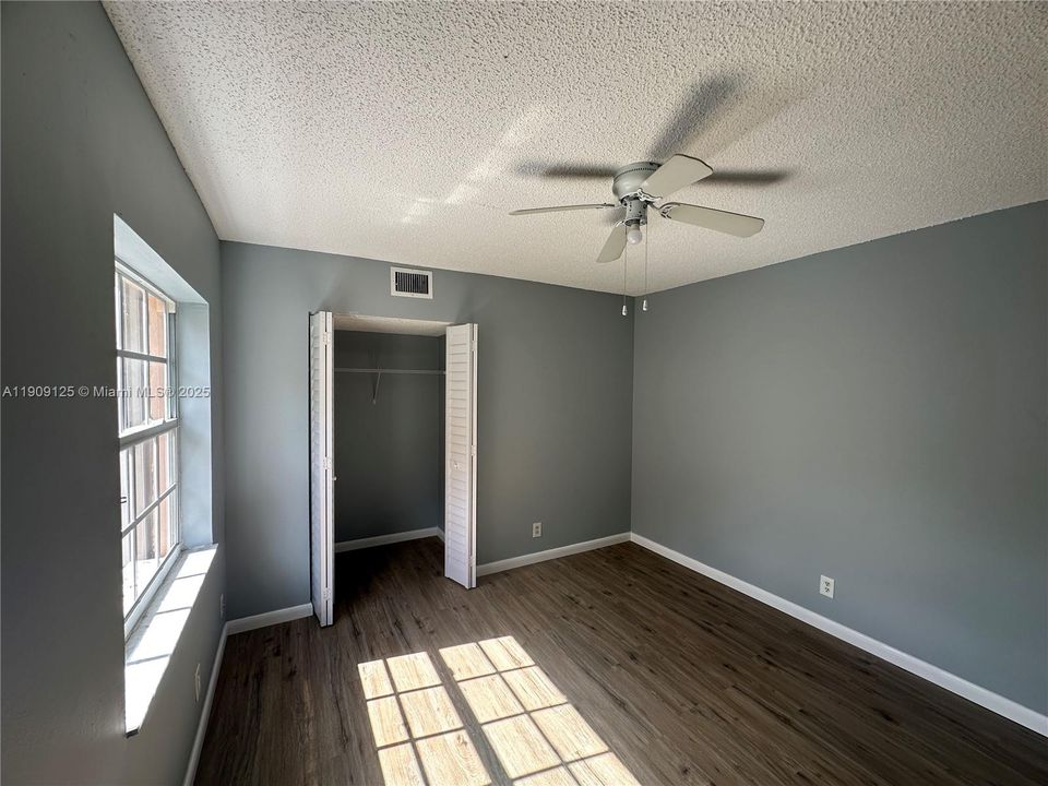 Activo con contrato: $3,100 (3 camas, 2 baños, 1949 Pies cuadrados)