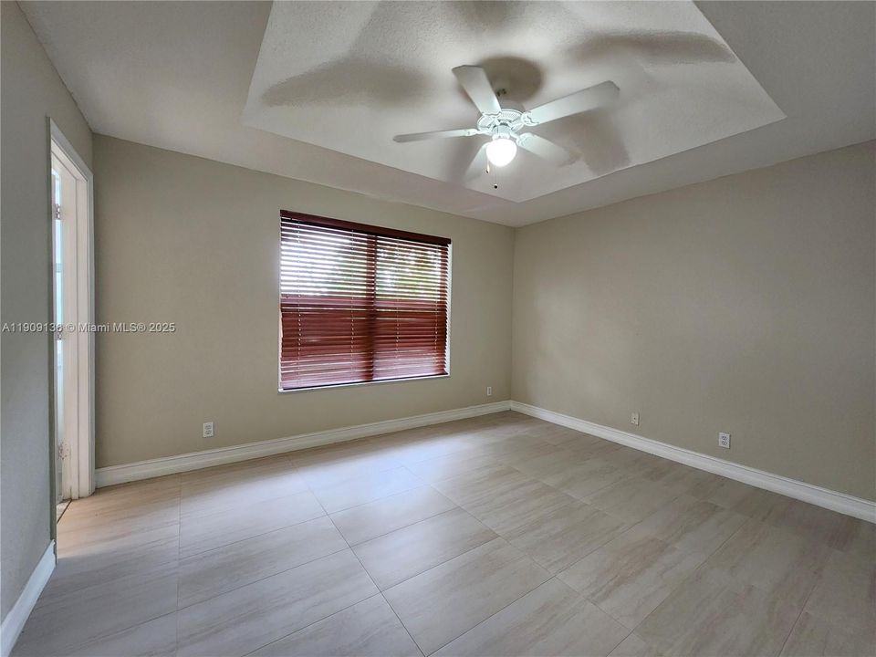 合同活跃: $2,750 (3 贝兹, 2 浴室, 1396 平方英尺)