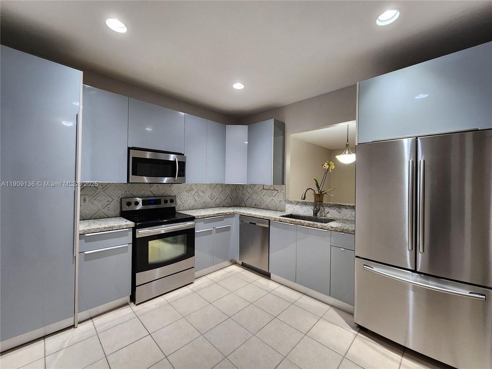 合同活跃: $2,750 (3 贝兹, 2 浴室, 1396 平方英尺)