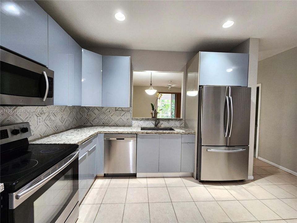 合同活跃: $2,750 (3 贝兹, 2 浴室, 1396 平方英尺)