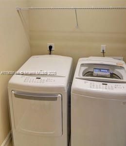 For Sale: $299,900 (2 beds, 2 baths, 1727 Square Feet)