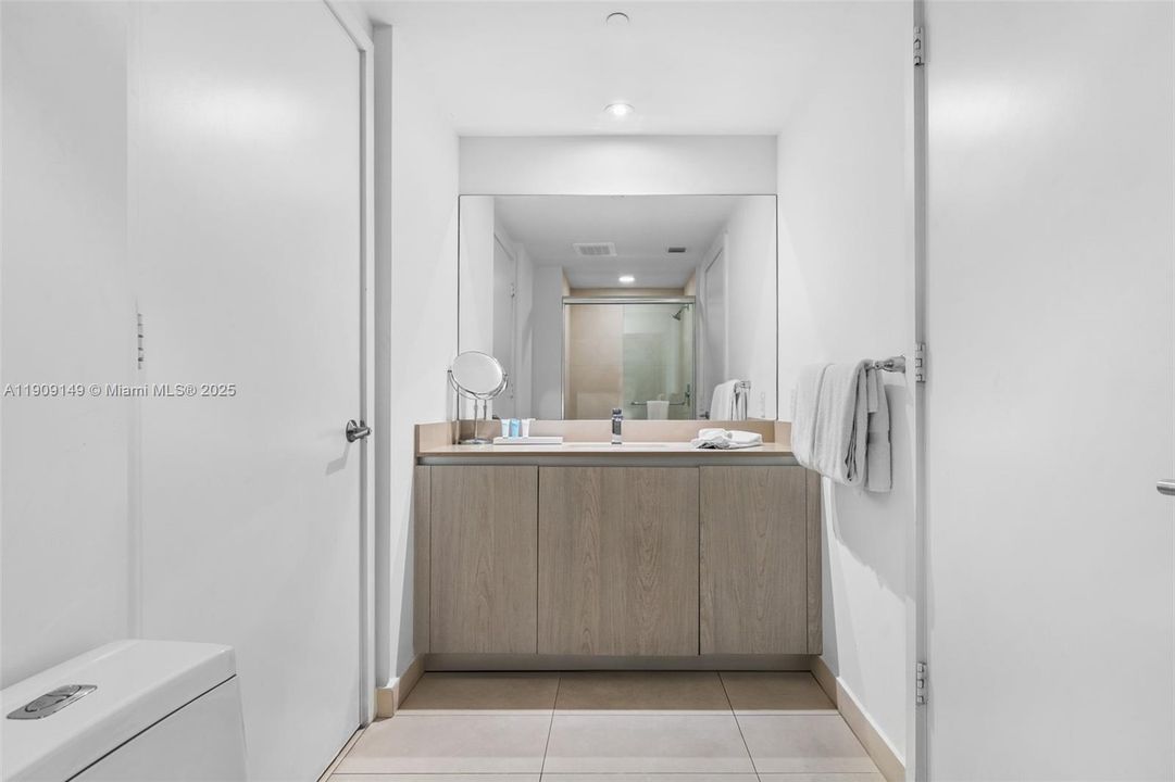 For Sale: $760,000 (2 beds, 2 baths, 1126 Square Feet)