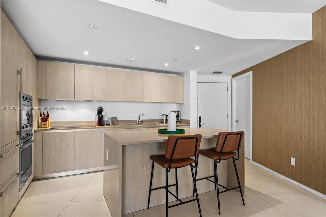 For Sale: $760,000 (2 beds, 2 baths, 1126 Square Feet)