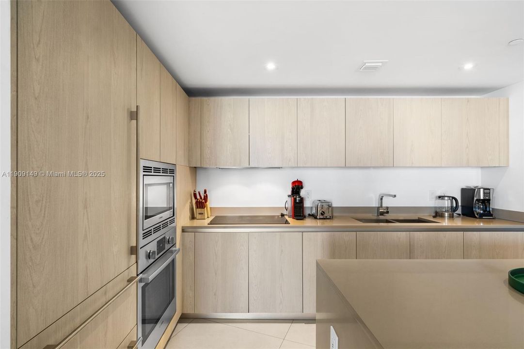 For Sale: $760,000 (2 beds, 2 baths, 1126 Square Feet)