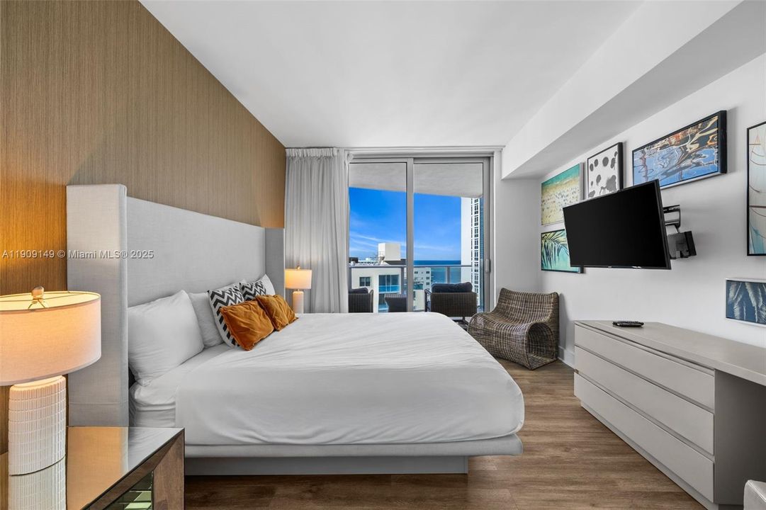 For Sale: $760,000 (2 beds, 2 baths, 1126 Square Feet)