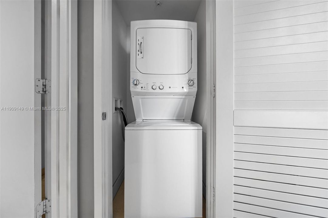 For Sale: $760,000 (2 beds, 2 baths, 1126 Square Feet)