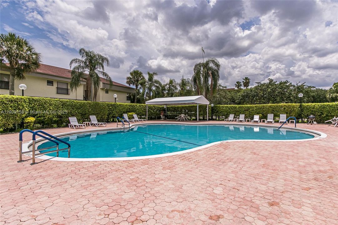 Active With Contract: $205,000 (2 beds, 2 baths, 978 Square Feet)