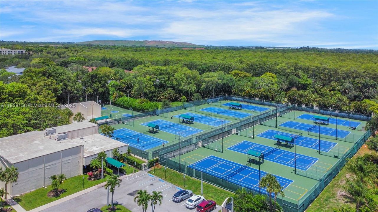 Active With Contract: $205,000 (2 beds, 2 baths, 978 Square Feet)