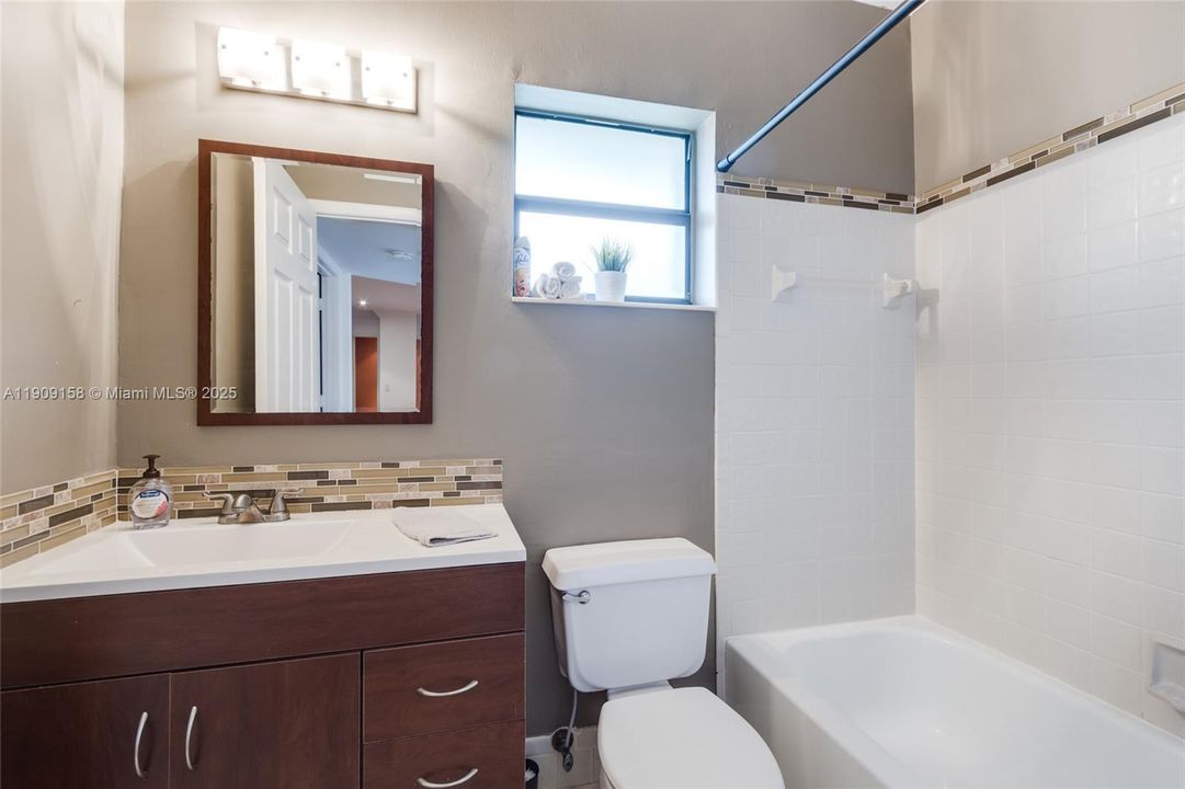 Active With Contract: $205,000 (2 beds, 2 baths, 978 Square Feet)