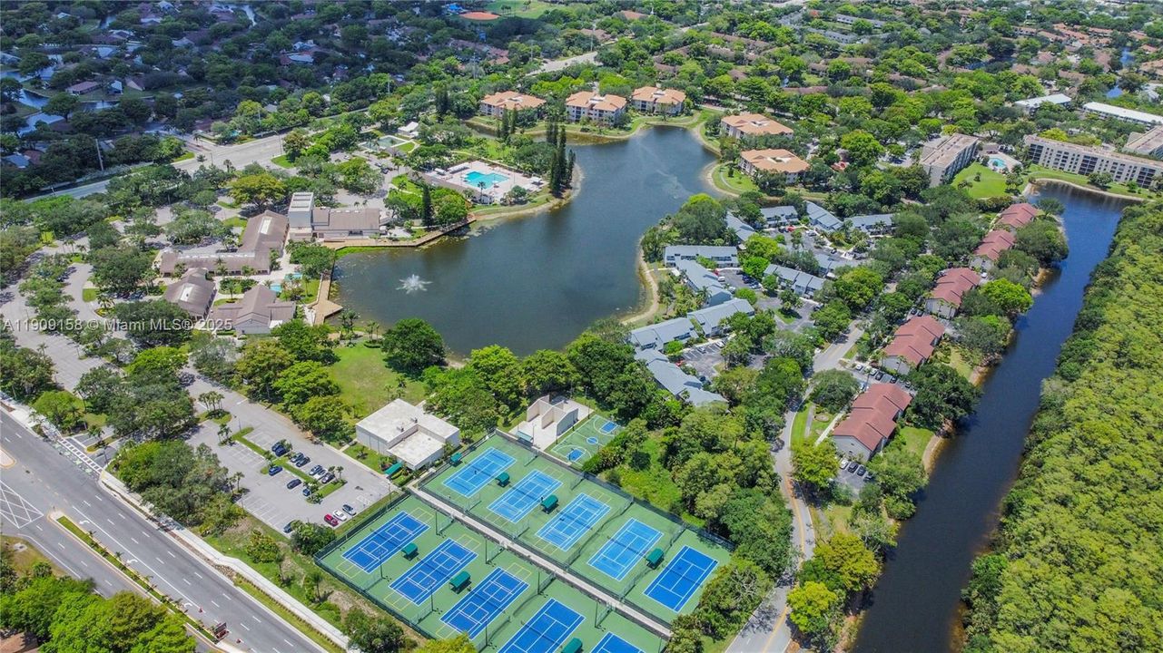 Active With Contract: $205,000 (2 beds, 2 baths, 978 Square Feet)