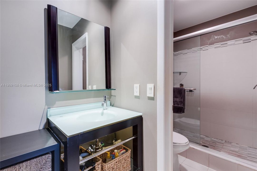 Active With Contract: $205,000 (2 beds, 2 baths, 978 Square Feet)