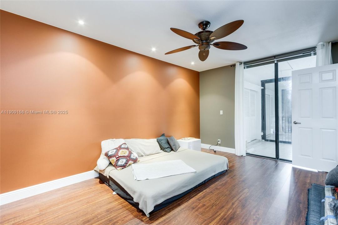 Active With Contract: $205,000 (2 beds, 2 baths, 978 Square Feet)