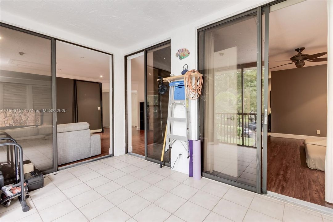 Active With Contract: $205,000 (2 beds, 2 baths, 978 Square Feet)