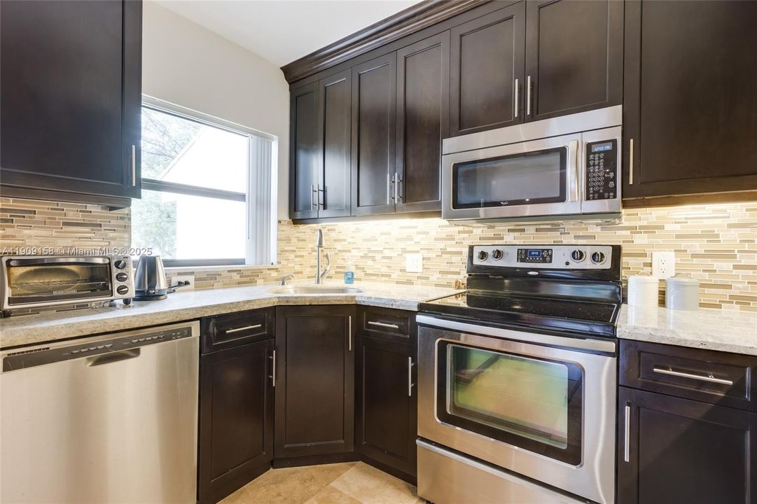 Active With Contract: $205,000 (2 beds, 2 baths, 978 Square Feet)