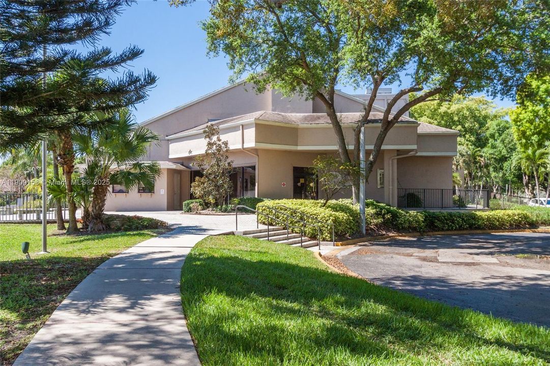 Active With Contract: $205,000 (2 beds, 2 baths, 978 Square Feet)