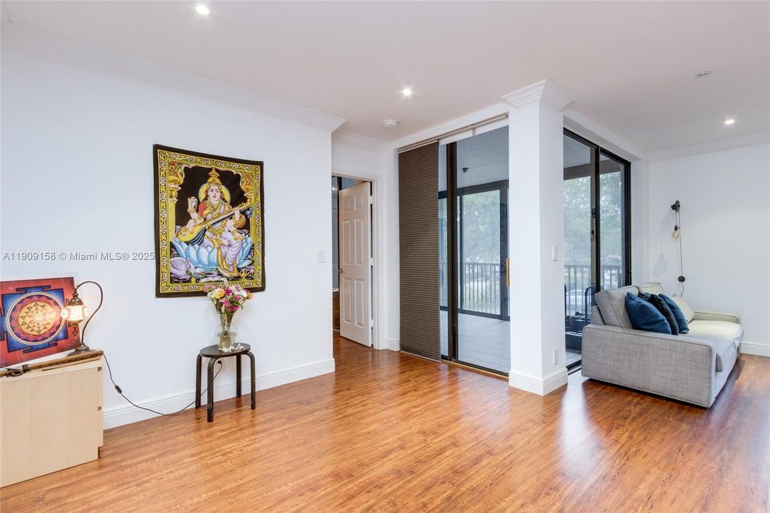 Active With Contract: $205,000 (2 beds, 2 baths, 978 Square Feet)