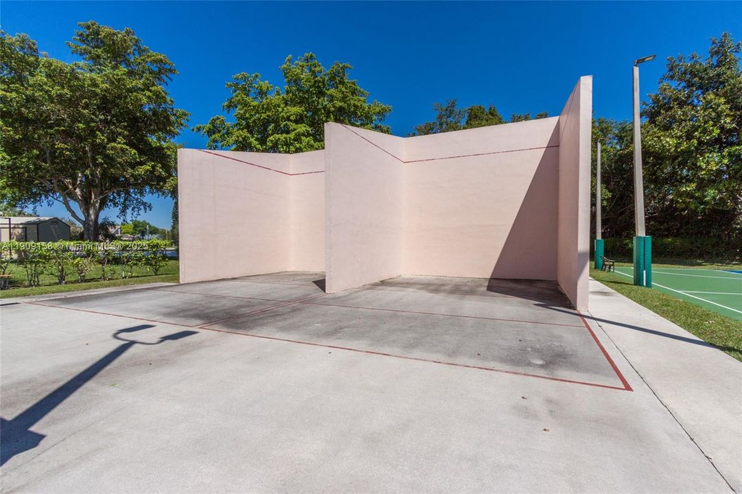 Active With Contract: $205,000 (2 beds, 2 baths, 978 Square Feet)