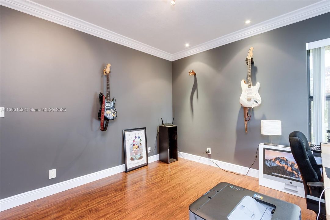 Active With Contract: $205,000 (2 beds, 2 baths, 978 Square Feet)