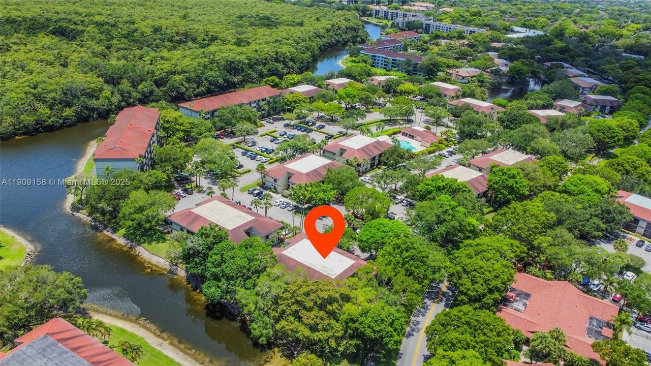 Active With Contract: $205,000 (2 beds, 2 baths, 978 Square Feet)