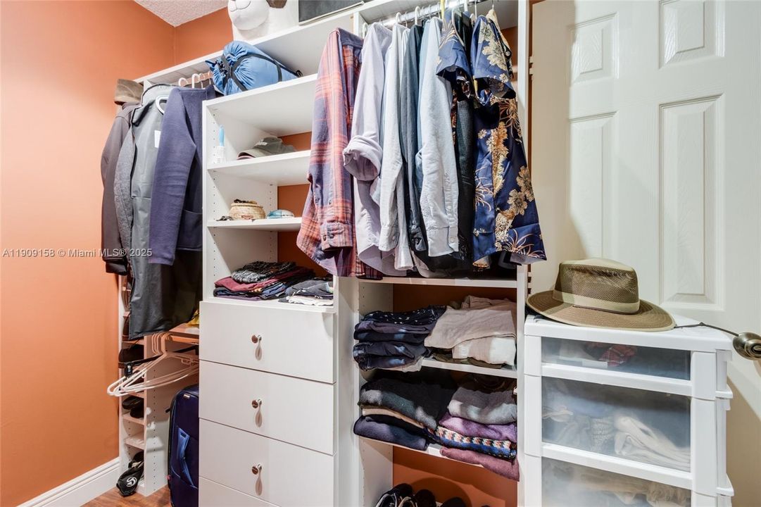 Active With Contract: $205,000 (2 beds, 2 baths, 978 Square Feet)