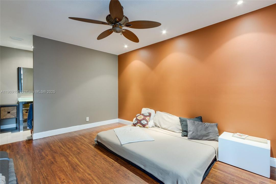 Active With Contract: $205,000 (2 beds, 2 baths, 978 Square Feet)