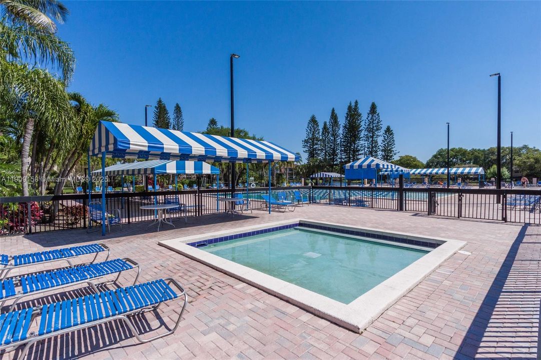 Active With Contract: $205,000 (2 beds, 2 baths, 978 Square Feet)