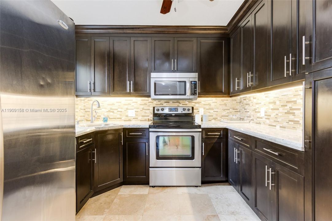 Active With Contract: $205,000 (2 beds, 2 baths, 978 Square Feet)